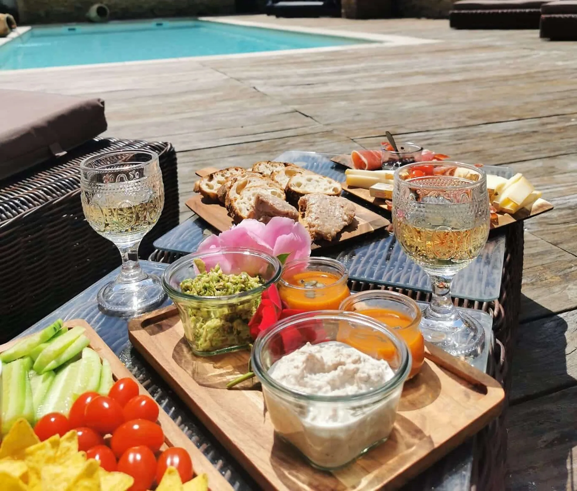 Planches et mises en bouche au bord de la piscine