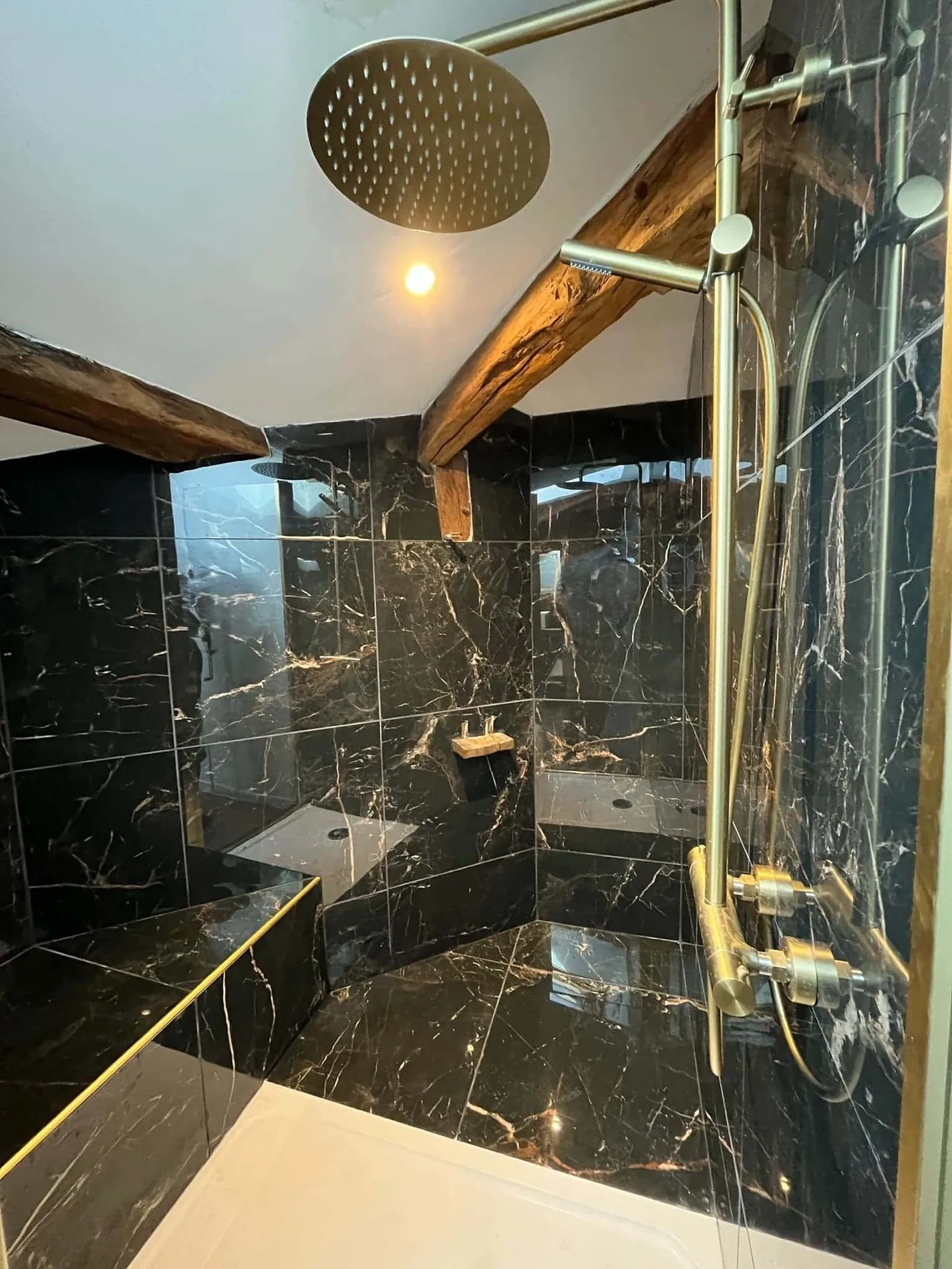 La douche en marbre noir de la chambre Slave